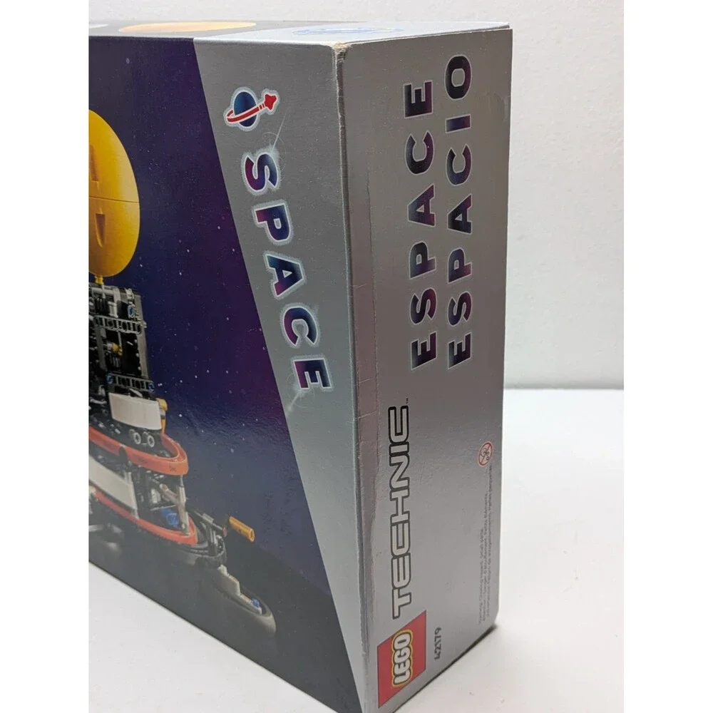 LEGO TECHNIC: Planet Earth and Moon in Orbit 42179 New In Box READ Box Dent